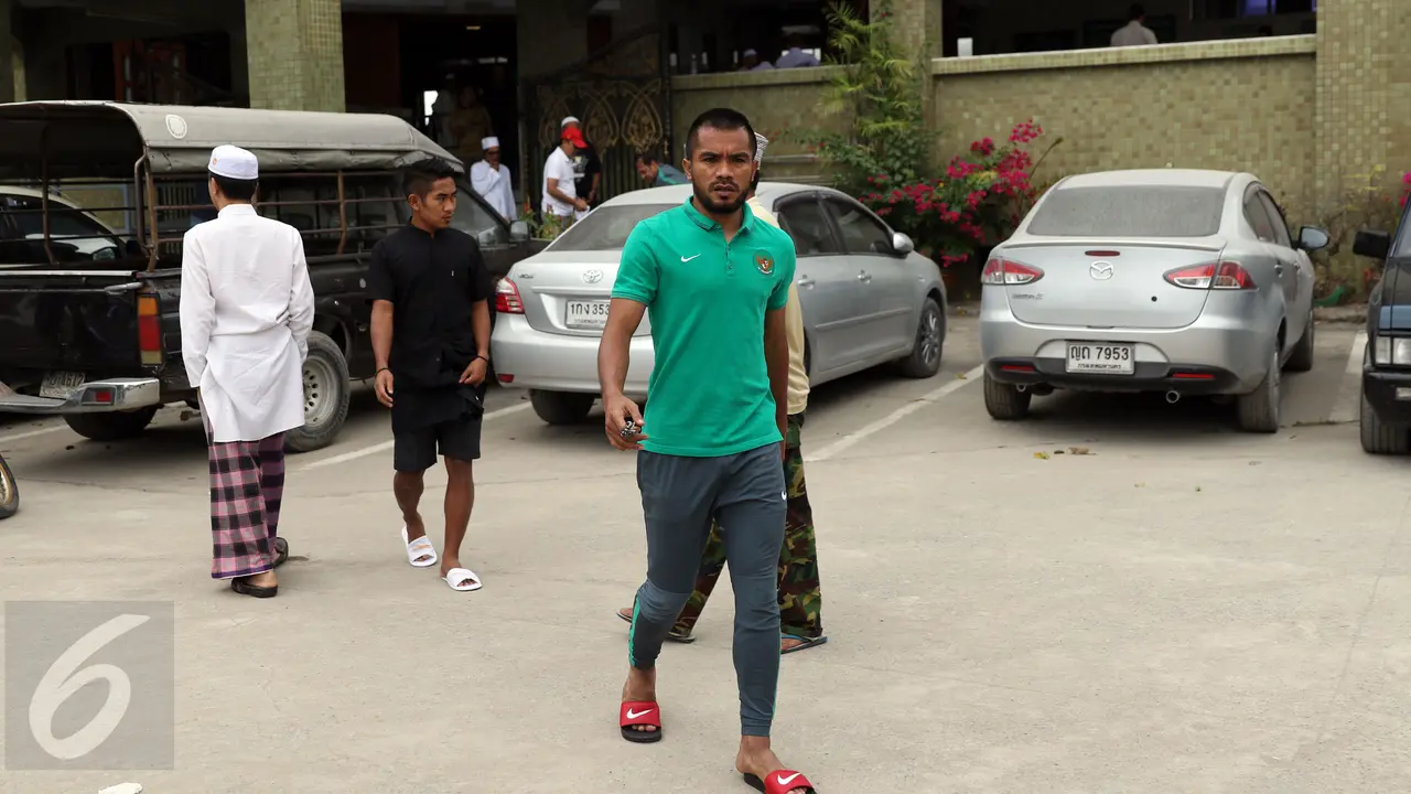 20161216-Timnas-Indonesia-Salat-Jumat-HEL