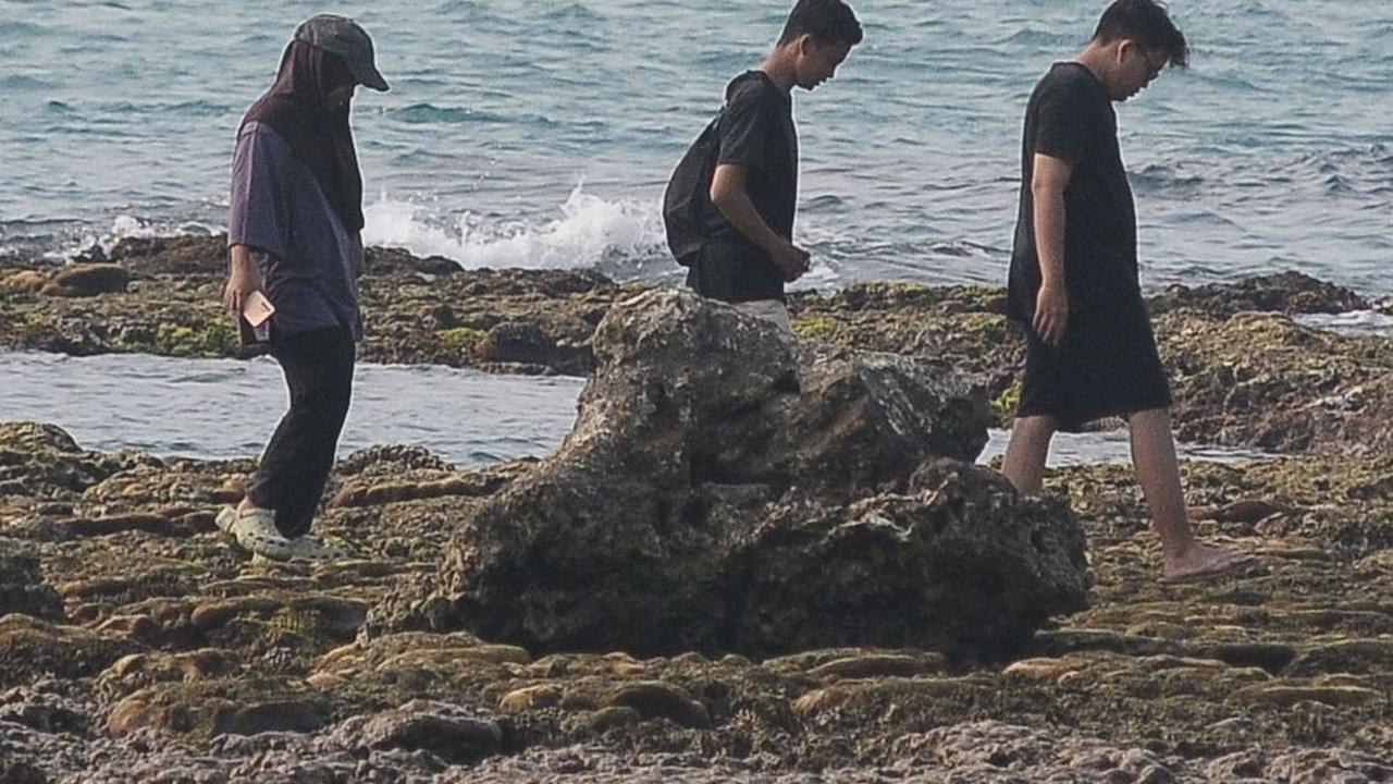 Selain itu, wisata Pantai Anyer juga mudah dijangkau dari Jakarta. Wisatawan<br>hanya perlu menempuh perjalanan sekitar tiga jam melalui jalan tol Jakarta-Merak.<br>