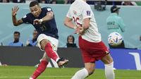 Pemain timnas Prancis, Kylian Mbappe&nbsp;menendang bola&nbsp;ke gawang Polandia yang membuahkan gol dalam pertandingan 16 besar Piala Dunia 2022 yang berlangsung di Al Thumama Stadium, Doha, Qatar, Minggu (4/12/2022). (AP Photo/Ricardo Mazalan)