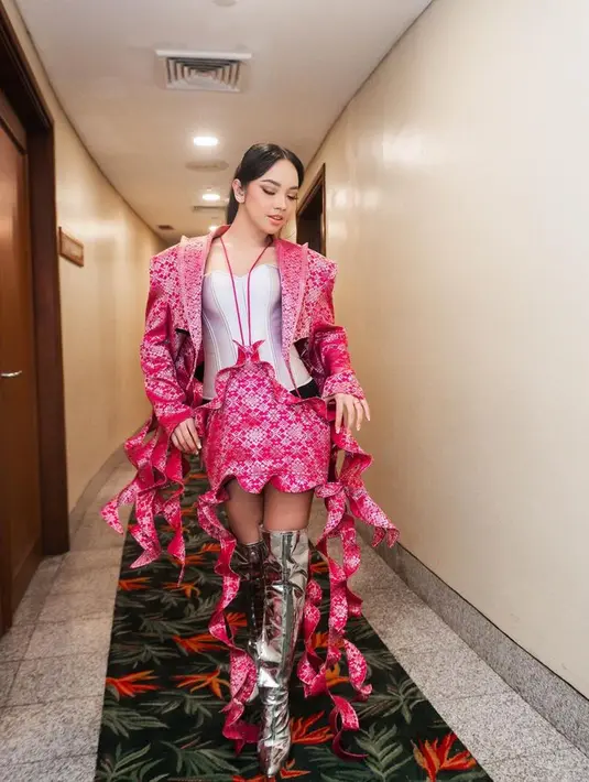 Disebut memiliki standar kecantikan untuk beauty peagent, Lyodra tampil edgy dengan bustier croped blazer dan rok berdesain tak biasa dari Harry Halim. [Foto: Instagram @lyodraofficial]