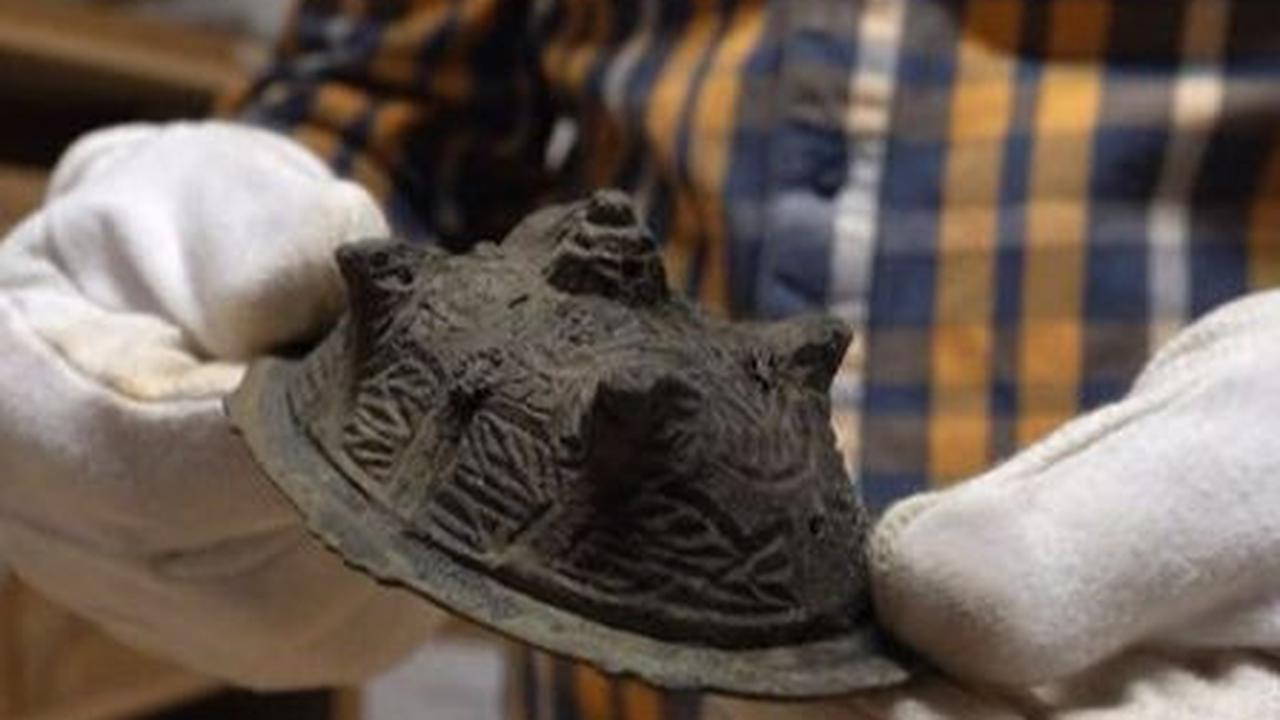 Nystrom membawa bros itu pulang dan bertanya pada sekitarnya tapi tidak ada yang tahu benda apa itu dan dari mana asalnya. Setahun kemudian, dia menghubungi museum Jamtli di Kota Ostersund dan baru menyadari benda itu punya nilai arkeologis dan historis.