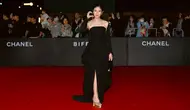 Dian Sastrowardoyo dan Keanggunan Gaun Hitam Wilsen Willim di Festival Film Internasional Busan 2026