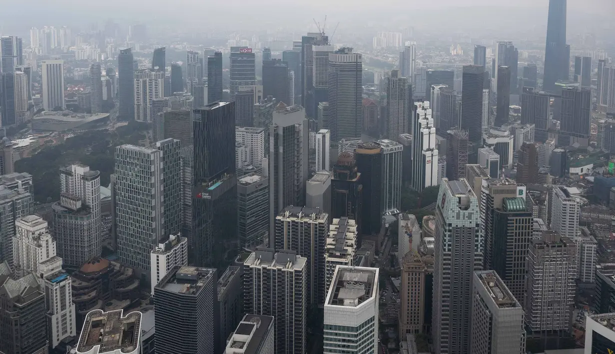 Gedung-gedung komersial tampak diselimuti kabut asap di Kuala Lumpur, Selasa, 11 Agustus 2026/ (AFP/ Mohd Rasfan).