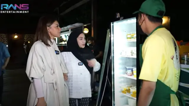 6 Momen Nagita Slavina Ajak Najwa Shihab Makan Bareng, Tampil Berhijab