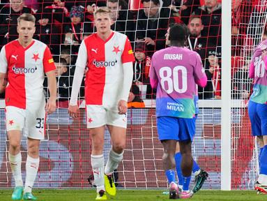 Pemain AC Milan Ruben, Loftus-Cheek (kanan) melakukan selebrasi dengan rekan setimnya setelah mencetak gol kedua ke gawang Slavia Praha dalam pertandingan leg kedua babak 16 besar Liga Europa di Fortuna Arena, Praha, Republik Ceko, Kamis 14 Maret 2024. (AP Photo/Petr David Josek)