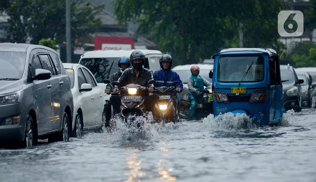 Kendaraan bermotor menerjang genangan air di Jalan Sukarjo Wiryopranoto, Jakarta, Jumat (24/1/2020). Hujan deras yang mengguyur Jakarta sejak pagi tadi mengakibatkan Jalan Sukarjo Wiryopranoto tergenang air sekitar 30 cm. (merdeka.com/Imam Buhori)