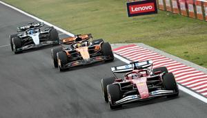 (Kiri-Kanan) Pembalap Ferrari asal Monako, Charles Leclerc, pembalap McLaren asal Australia, Oscar Piastri, dan pembalap Mercedes asal Inggris, George Russell, berlaga di Grand Prix Formula Satu Hungaria di sirkuit Hungaroring di Mogyorod, dekat Budapest, Hungaria, pada 3 Agustus 2025. (Attila KISBENEDEK/AFP)