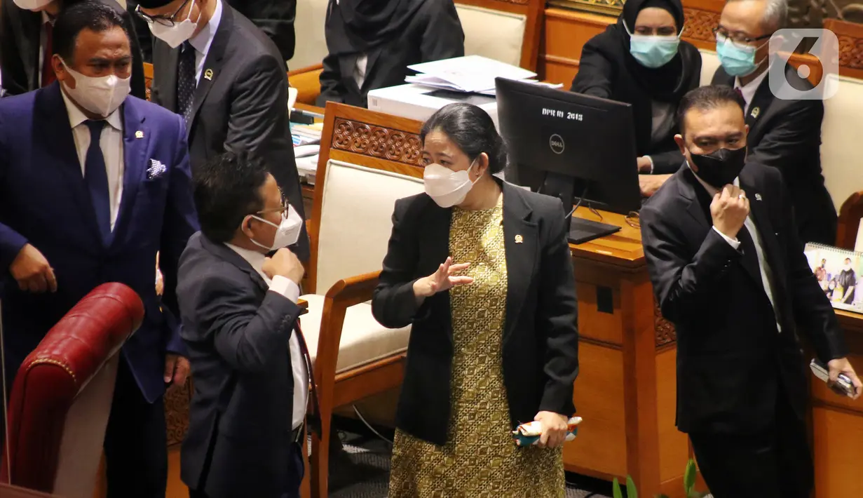Ketua DPR Puan Maharani berbincang dengan wakil ketua Muhaimin Iskandar, Sufmi Dasco Ahmad, Rachmat Gobel, dan Lodewijk F Paulus usai memimpin Sidang Paripurna ke-20, Masa Sidang IV Tahun 2021-2022 di Nusantara II, Kompleks Parlemen, Senayan, Jakarta, Kamis (14/4/2022). (Liputan6.com/Angga Yuniar)