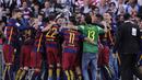 Para pemain Barcelona merayakan keberhasilan meraih gelar La Liga Spanyol usai menaklukan Granada 3-0 di Stadion Nuevo Los Carmenes, Spanyol, Sabtu (14/5/2016). (AFP/Cristina Quicler)