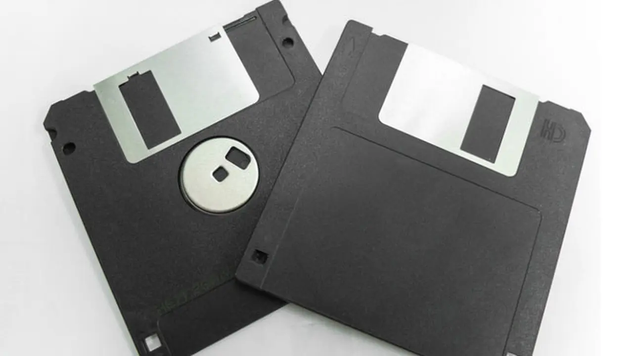 Begini Perbandingan Antara Flash Disk dan Floppy Disk yang Bikin Bersyukur dengan Teknologi
