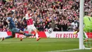 Gelandang Arsenal, Kai Havertz melepaskan tendangan di depan gawang Aston Villa pada laga pekan ke-33 Premier League 2023/2024 di Emirates Stadium, London, Minggu (14/4/2024). (AP Photo/Kirsty Wigglesworth)