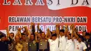Usai deklarasi damai jelang pengumuman pemenang pilpres 2014, Panglima TNI Jenderal Moeldoko dan Kepala Polri Jenderal Sutarman serta para relawan berfoto bersama. (20/7/14) (Liputan6.com/Miftahul Hayat)