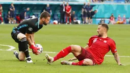 Sebagai pesepak bola yang berposisi sebagai kiper, Unai Simon merupakan penggemar berat legenda timnas Italia, Gianluigi Buffon. Sosok Buffon menjadi panutannya dalam menempuh karier profesional di lapangan hijau. (Foto:AP/Maxim Shemetov, Pool)