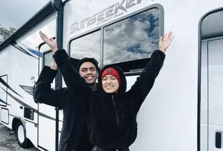Tak selalu resor mewah, berlibur di campervan jadi alternatif liburan yang menyenangkan dan jadi favorit. (Foto: Instagram/ Ayudiac)