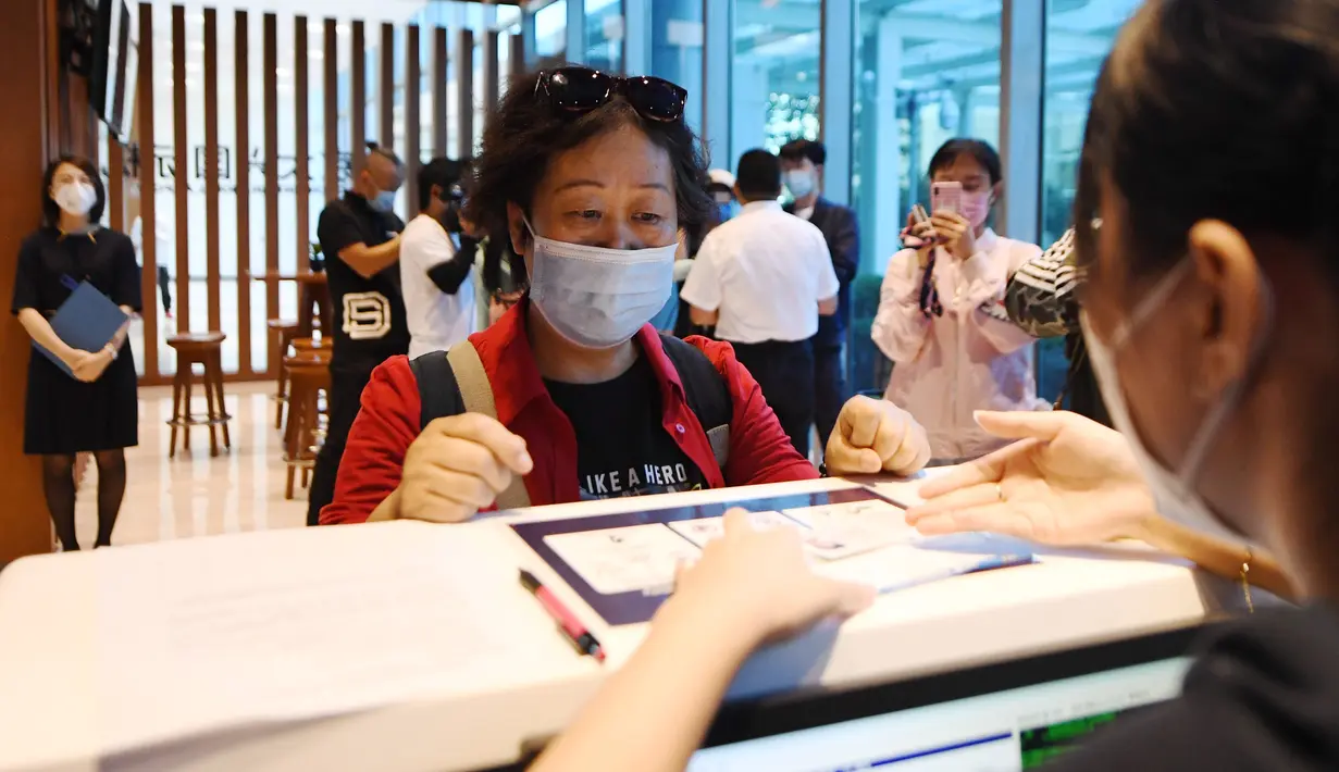 Penumpang melakukan check-in di Terminal Kota Gu'an Bandara Internasional Daxing Beijing di Wilayah Gu'an, Provinsi Hebei, China, 16 September 2020. Terminal ini memungkinkan warga Gu'an dan daerah sekitarnya untuk menyelesaikan prosedur check-in lebih awal dan minim gangguan. (Xinhua/Zhang Chenlin)