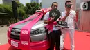 Deputy CEO SmartFren Djoko Tata Ibrahim foto bersama pemenang mobil program undian SmarFren WOW di Jakarta, Senin (14/10/2019). Program Undian SmartFren WOW merupakan program apresiasi untuk mewujudkan mimpi pelanggan.(Liputan6.com/HO/Agus)