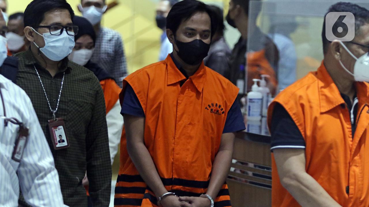 FOTO: KPK Tahan Bupati Penajam Paser Utara Abdul Gafur Mas’ud