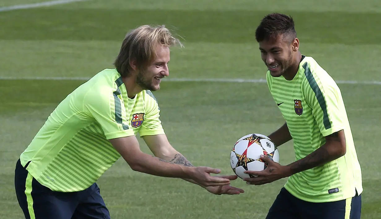 Neymar (kanan) bercanda dengan Ivan Rakitic saat berlatih jelang laga melawan APOEL FC di Pusat Olahraga FC Barcelona Joan Gamper di St Joan Despi, (16/9/2014). (AFP PHOTO/Josep Lago)