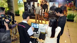Para Cinemaholic melakukan sesi foto di photo booth jelang menyaksikan film Terminator Genisys di Gandaria City XXI, Jakarta, Rabu (24/6/2015). Terminator Genisys' menceritakan tentang kehidupan di tahun 2029.(Liputan6.com/Panji Diksana)