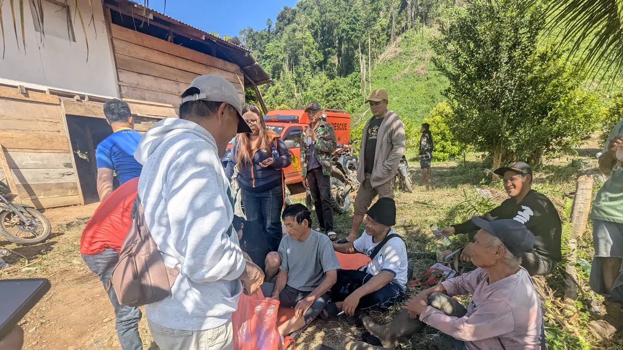 Proses evakuasi empat orang tersesat di hutan Agotei