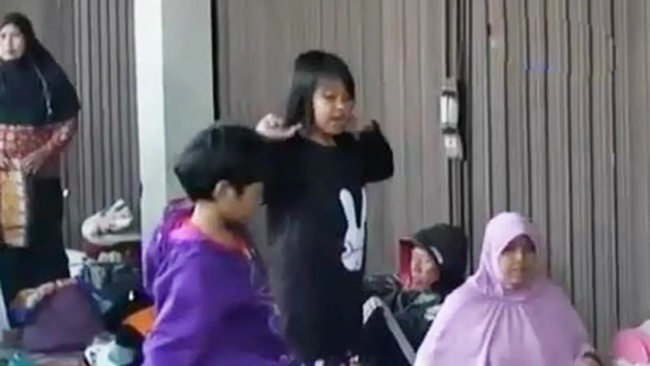 VIDEO: Lokasi Pengungsian Terbatas, Warga Tinggal di Teras Toko