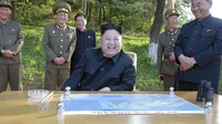  Kim Jong-un saat menyaksikan uji coba rudal balistik jarak menengah Pukguksong 2 (KCNA/Korea News Service via AP)