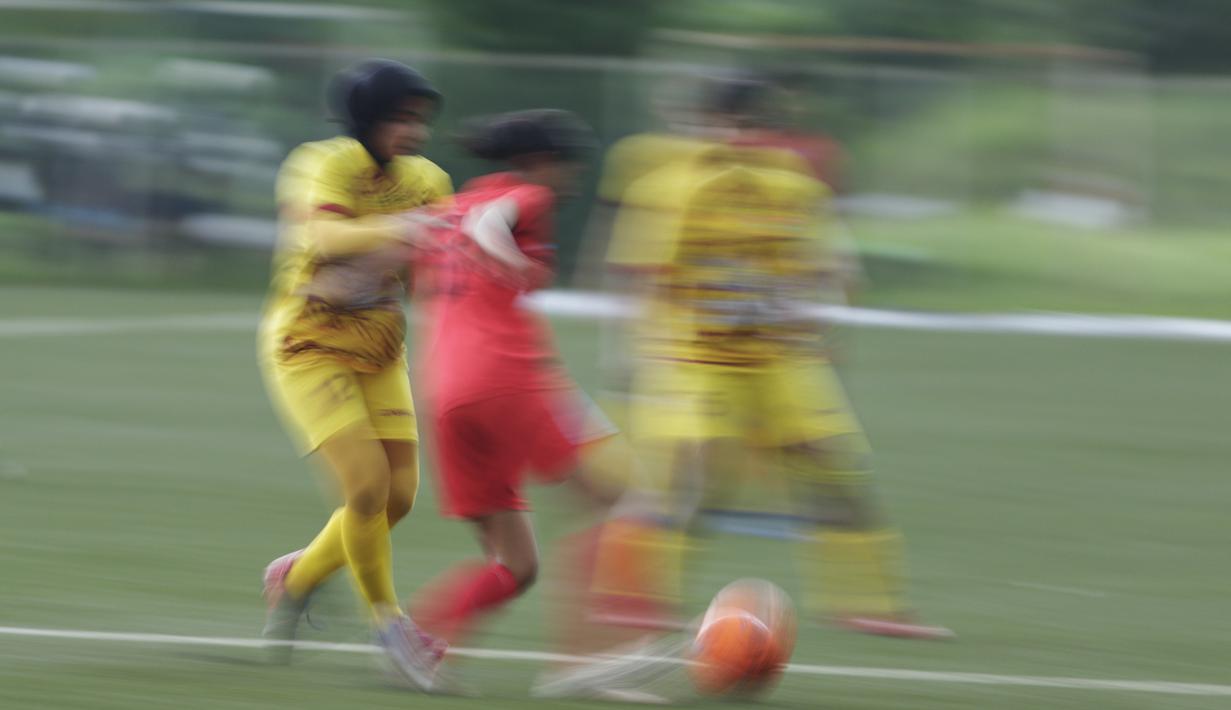 Gelandang Sumatra Selatan, Rika Mai, berusaha merebut bola saat melawan Bangka Belitung pada laga final Piala Pertiwi di NYTC Sawangan, Depok, Jumat (3/5). Sumsel menang 2-1 atas Babel. (Bola.com/Vitalis Yogi Trisna)