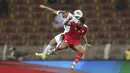 Bek Jepang, Yuto Nagatomo berebut bola udara dengan pemain Oman, Zahir Al Aghbari pada pertandingan kualifikasi Piala Dunia FIFA Qatar 2022 di Sultan Qaboos Sports Complex, Muscat, Oman, Rabu (17/11/2021). Jepang menang tipis atas Oman 1-0. (AP Photo/Kamran Jebreili)