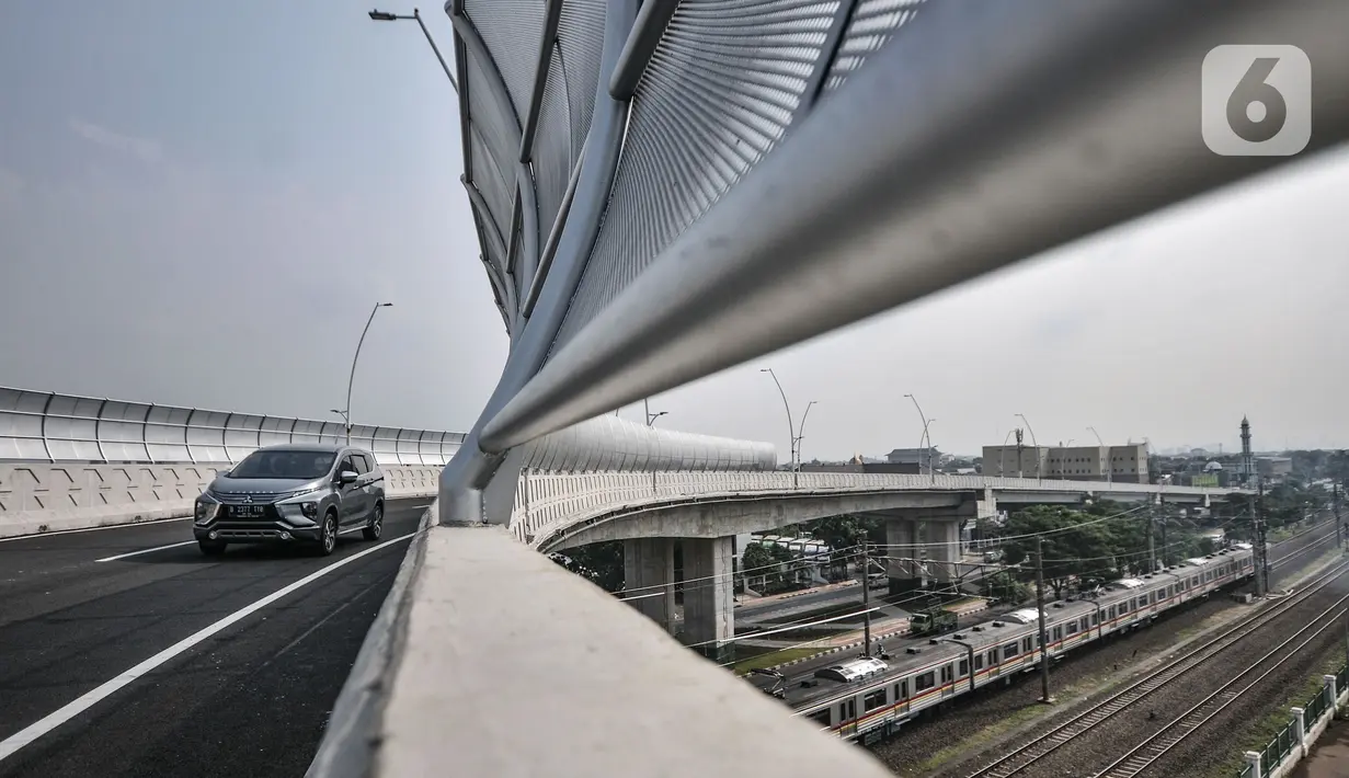 Kendaraan melintasi Jalan Layang atau Flyover Cakung, Jakarta Timur, Senin (19/4/2021). Pemprov DKI Jakarta melakukan uji coba Flyover Cakung mulai hari ini hingga 21 April mendatang. (merdeka.com/Iqbal S Nugroho)