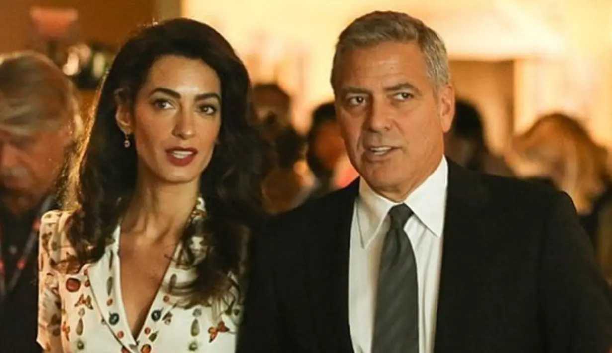 Tiga tahun lalu, tepatnya di tahun 2014 George Clooney mempersunting wanita idamannya, Amal Clooney. Belum lama ini pasangan suami istri ini juga baru saja dikaruniai sepasang anak kembar. (Instagram/amalclooney)