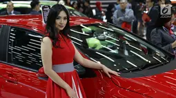 Seorang SPG berpose di samping mobil di ajang GIIAS 2017 di Indonesia Convention and Exhibition (ICE), Kawasan BSD City, Tangerang Selatan. Kamis (10/8).  Pameran ini mengangkat tema Rise of Future Mobility. (Liputan6.com/Angga Yuniar)