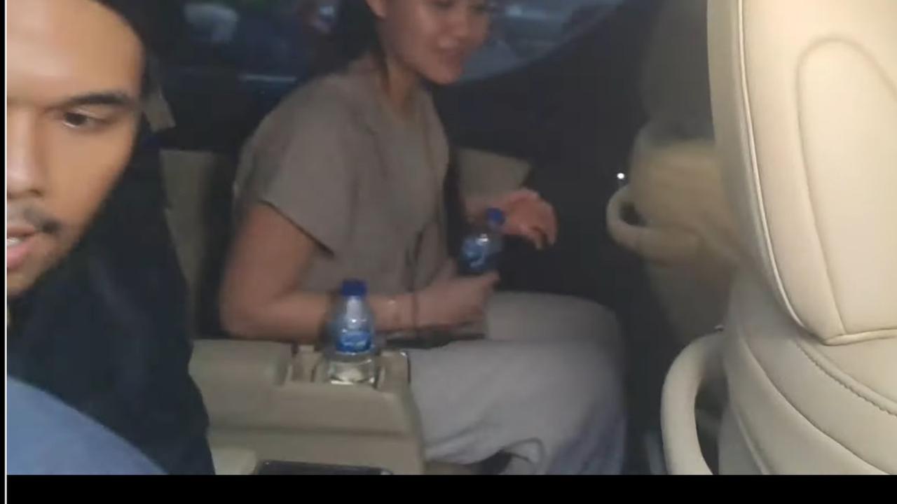 Bahkan keduanya terlihat berada satu mobil. Aaliyah tampak menunggu Thariq setelah pertandingan esport. Keduanya tampak masih malu-mau memperlihatkan kedekatan.