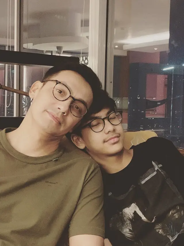 Bak Kakak Adik, Ini 7 Gaya Kompak Gunawan Sudrajat dan Putra Sulungnya