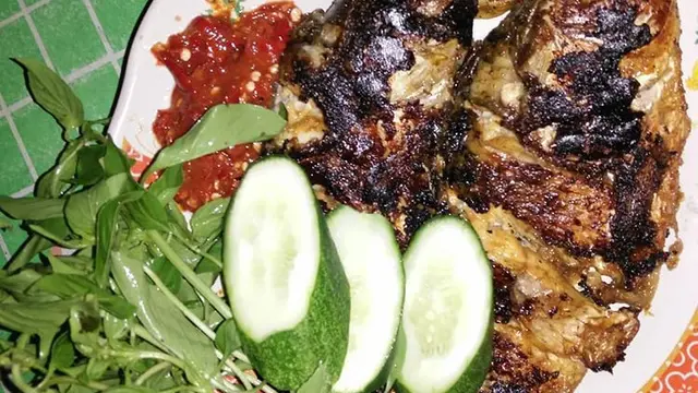 Sepiring ikan mas bakar
