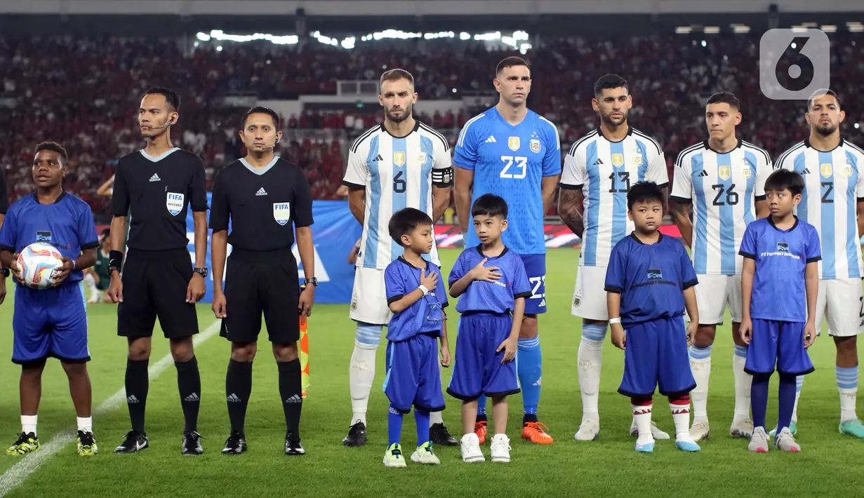 Kesulitan menembus pertahanan Indonesia, Argentina mencoba lewat tendangan jarak jauh. Usaha Leando Paredes pun gagal dihentikan Ernando Ari. Argentina unggul 1-0 di menit ke-38. Tim Tango memimpin 1-0 di 45 menit awal Indonesia Vs Argentina. (Liputan6.com/Helmi Fithriansyah)