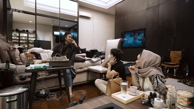 7 Potret Kebersamaan Krisdayanti dan Yuni Shara saat Jenguk Aurel di Momen Lebaran