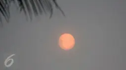 Pemandangan matahari saat kabut asap menyelimuti Narathiwat, Thailand, Senin (5/10/2015). Kabut asap dari kebakaran hutan di Indonesia kini menyelimuti provinsi di wilayah selatan Thailand. (AFP PHOTO/Madaree TOHLALA)