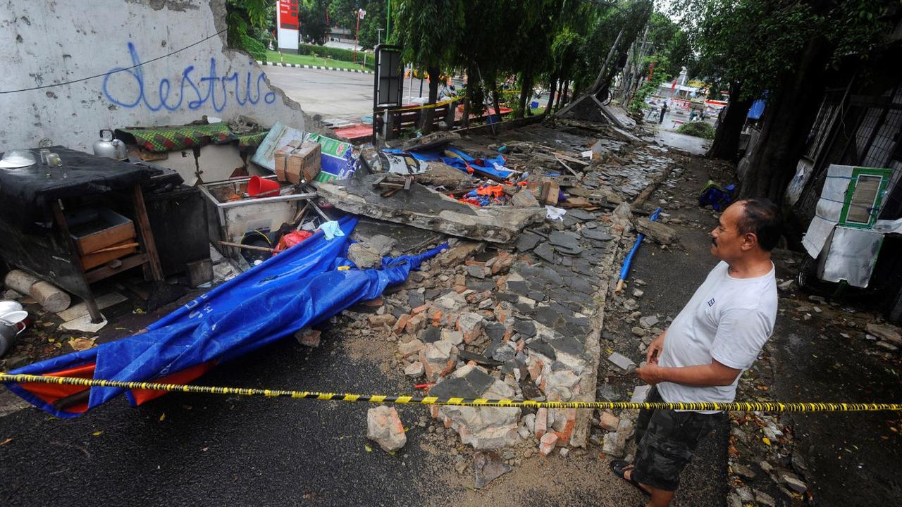 "Iya memang kondisi tembok, patahan sudah didepan. Tapi kayaknya emang gak di gubris ya. Akhirnya kejadian begini," <br>