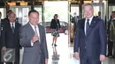 Gubernur Bank Indonesia (BI) Agus Martowardojo menyambut Presiden Finlandia Sauli Niinisto, Jakarta (4/11). Dalam kunjungan tersebut gubernur BI membahas persoalan Ekonomi antara kedua negara untuk menjalin kerjasama. (Liputan6.com/Angga Yuniar)