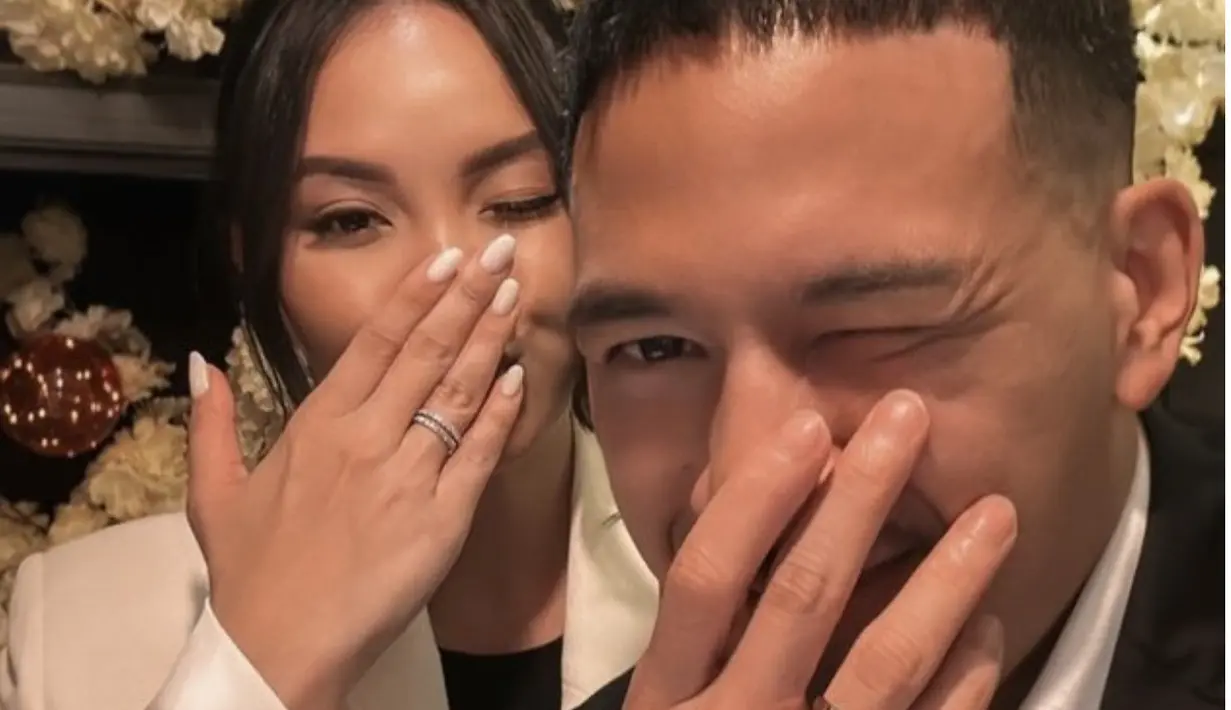 Pernikahannya digelar sederhana. Setelah sah, keduanya tampak memamerkan cincin. [Foto: Instagram/ Alyssa]