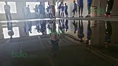 Para Pemain T-Team saat  berlatih di parkiran mobil Hotel Tower Regency di Ipoh, Perak, Malaysia, Sabtu (30/01/2016). (Bola.com/Nicklas Hanoatubun)