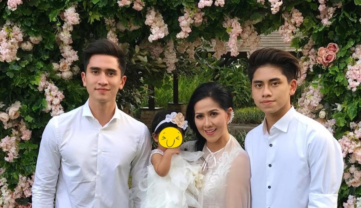 Ada saat Venna Melinda menjanda selama 7 tahun. Kala itu, ia mengandalkan kedua putranya, Verrell Bramasta dan Athalla Naufal sebagai pendamping. Tak heran jika dua cowok ganteng itu punya tubuh atletis, terlebih Verrell Bramasta. (Liputan6.com/IG/@bramastavrl).
