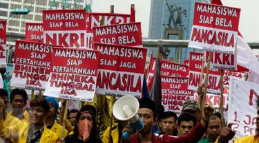 Mahasiswa berorasi saat melakukan longmarch dari Bundaran HI menuju Istana, Jakarta, Senin (21/11). Mereka menyatakan sikap untuk menjaga keutuhan NKRI dan Ideologi Pancasila. (Liputan6.com/Faizal Fanani)