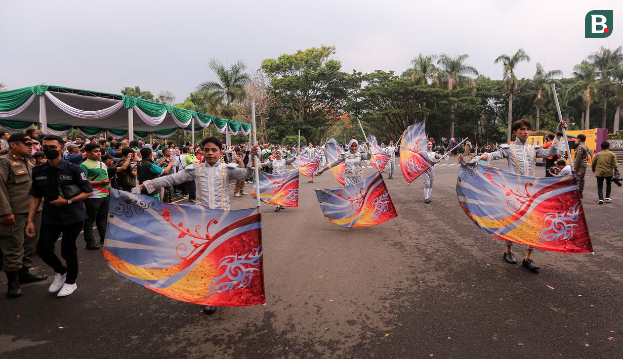 Penampilan grup drum band lokal mengiringi kegiatan menggiring bola raksasa dalam rangkaian acara Trophy Experience menyambut Piala Dunia U-17 2023 di Plaza Upakarti, Soreang, Kabupaten Bandung, Minggu (22/10/2023) sore WIB. (Bola.com/Bagaskara Lazuardi)