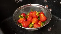 How to Wash Strawberries Correctly: 3 Simple Ways