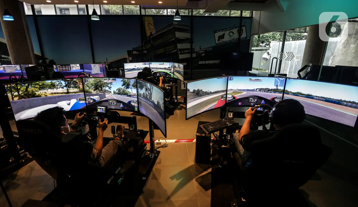 Pembalap maupun pehobi mengikuti balap virtual dengan alat simulator di kantor P1 Akademi Digital Motorsport Indonesia (ADMI), Jakarta Selatan, Kamis (5/11/2020). Di sana, siapapun bisa merasakan sensasi membalap secara digital di balik kemudi simulator mobil yang canggih. (Liputan6.com/Johan Tallo)