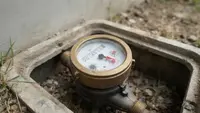 7 Tanda Pipa Air Tertanam Mengalami Kebocoran Meski Dinding Belum Basah & Solusinya