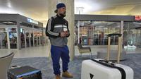 Penumpang di Bandara Tampa terdampak pembatalan penerbangan akibat Badai Milton. (AP)