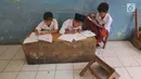 Murid-murid kelas V melakukan kegiatan belajar pada meja yang diubah menjadi kursi dan tempat belajar di SDN Kertajaya 2, Rumpin, Bogor (22/7/2019). Sekolah dengan jumlah 280 murid  dan hanya berjarak sekitar 50 km dari ibukota ini tidak dilengkapi WC dan perpustakaan. (merdeka.com/Arie Basuki)