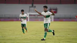 Penyerang Timnas Indonesia, Ramai Rumakiek berselebrasi usai mencetak gol ke gawang Timor Leste pada laga uji coba internasional di Stadion I Wayan Dipta Gianyar, Bali, Minggu (30/1/2022) malam WIB. Indonesia menang telak atas Timor Lester 3-0. (Dok Humas PSSI)